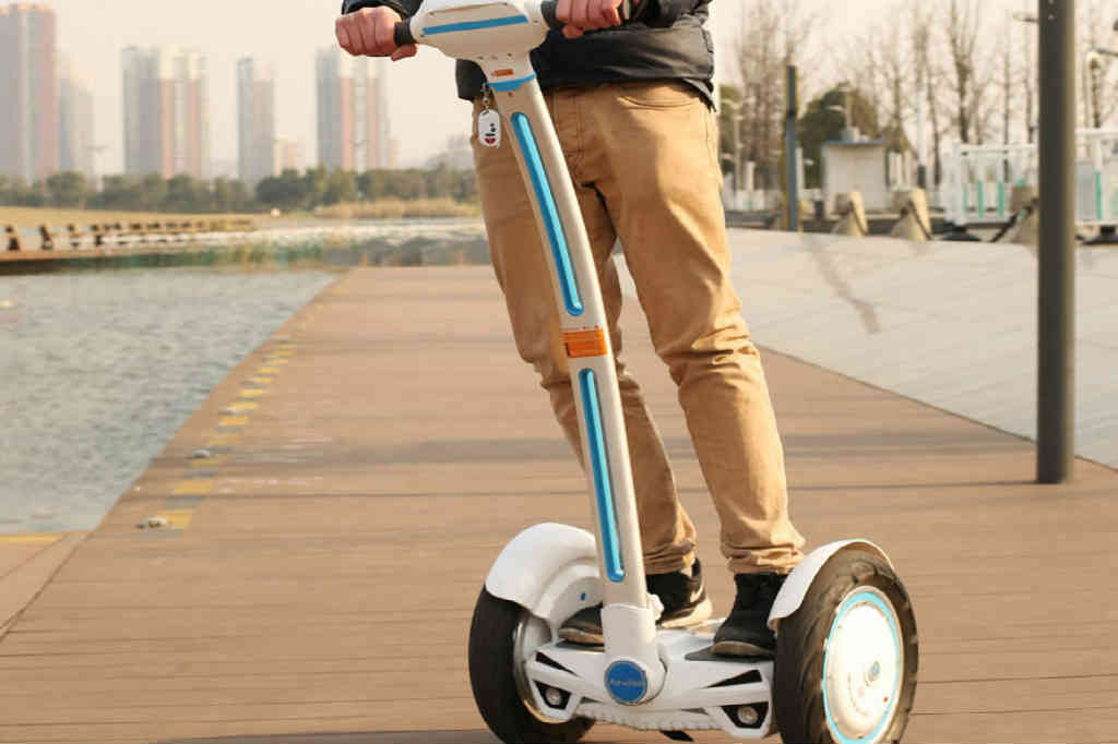 mand-koerer-paa-airwheel-s3 Airwheel S3 den dyre men sjove gaveide til alle