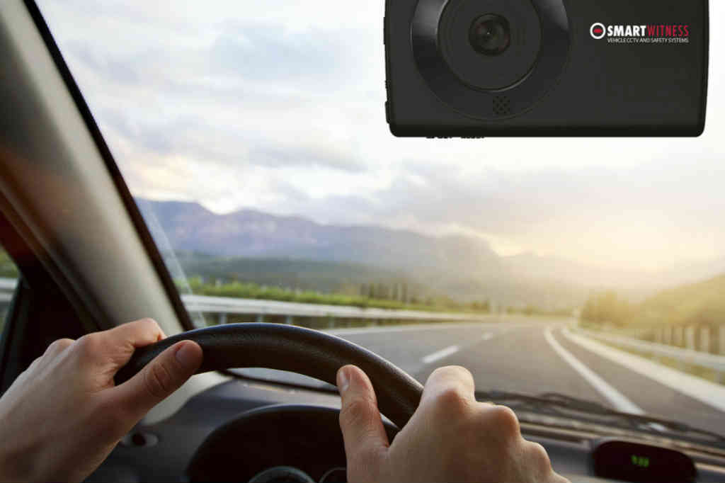 mand-bag-rattet-med-smart-hd-bilkamera-monteret køb Smart Witness HD Bilkamera i gave til manden