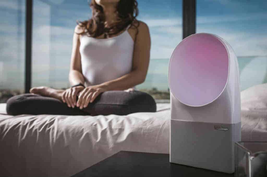 kvinde-bruger-withings-aura-ved-sengen Brug Withings Aura til den gode søvn